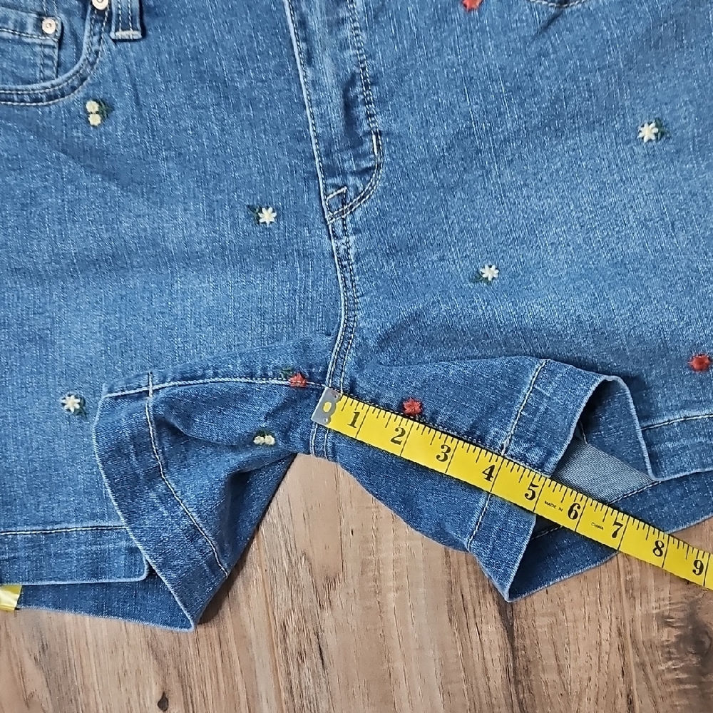 Seven7 Women's Weekend Floral Embroidered Blue Jean Shorts 8 NWT - Picture 8 of 9